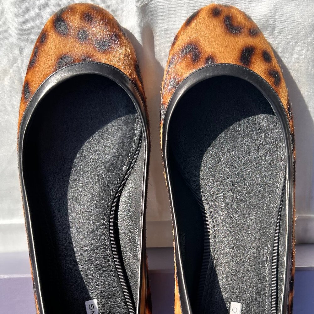 Vera Wang 8 1/2 M Leopard print fur ballet flats